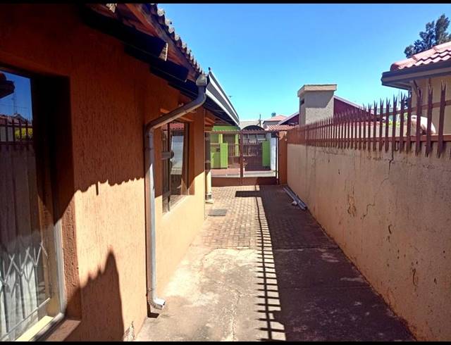 3 BEDROOM HOUSE FOR SALE IN PROTEA NORTH